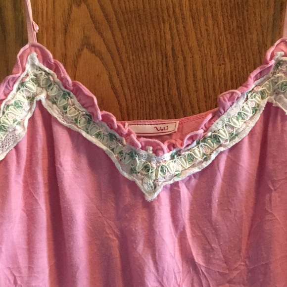 Rose lace crinkle camisole - Picture 2 of 5